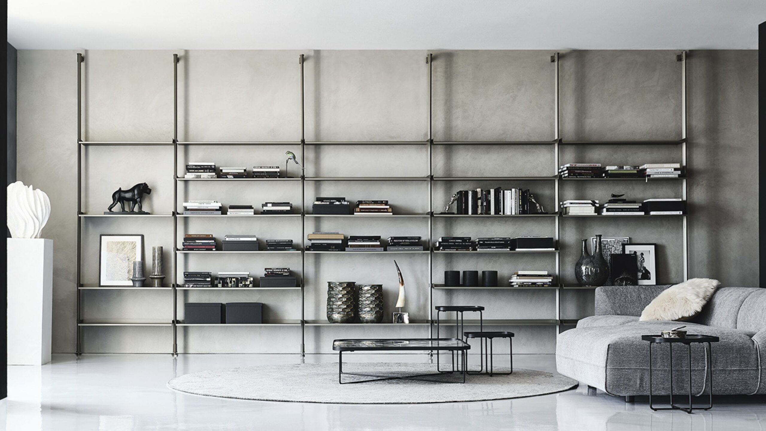 Elegancja i porządek: Jak regał może uporządkować Twój salon?